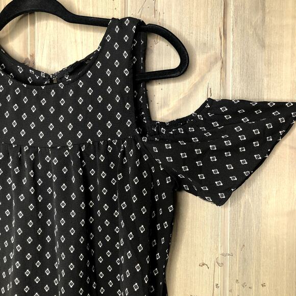 Have Aztec black print Keyhole back cold shoulder Top Size Medium - Picture 8 of 9